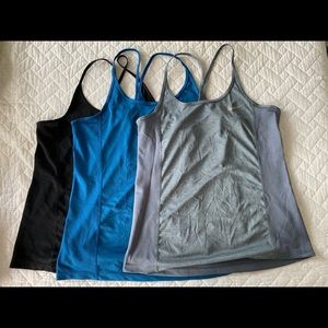 Bundle of Nike tank tops • M